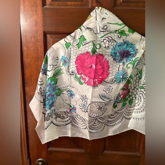 VTG Stunning Hand Rolled Silk floral scarf made in Japan. Vibrant colors - Picture 5 of 10